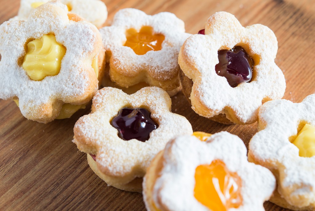 Biscuiţi umpluţi cu cremă de fructe